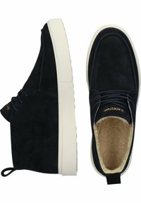 Zapatillas de ante azul marino de caña alta con suela de goma blanca, diseño de cordones y forro de crema suave. Presenta la marca en la lengüeta.