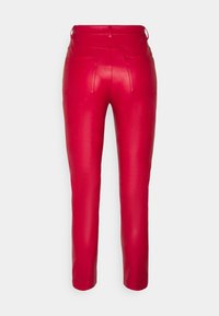 Rode leren broek met een strak ontwerp, voorzien van een hoge taille, twee achterzakken en een rechte pijp. Gladde textuur en glanzende afwerking.