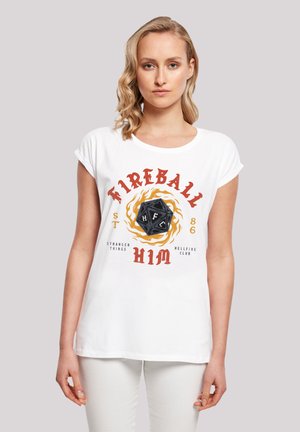 Weißes Baumwoll-T-Shirt mit einem kreisförmigen Grafikdesign, roten und schwarzen Buchstaben, einer Würfelillustration und Flammenelementen. Mit kurzen Ärmeln und lockerem Schnitt.