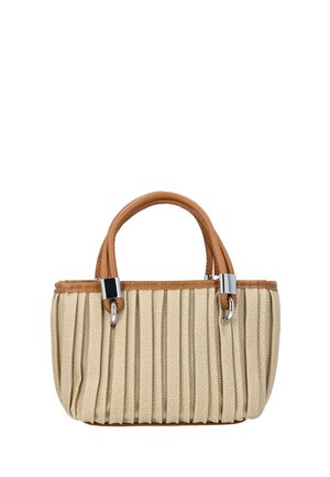 Geantă bej plisată cu două mânere din piele maro deschis și accente metalice argintii pe fundal alb.