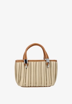Bézs színű, redőzött kézitáska két barna bőr fogóval és ezüst fém díszítésekkel, fehér háttéren.