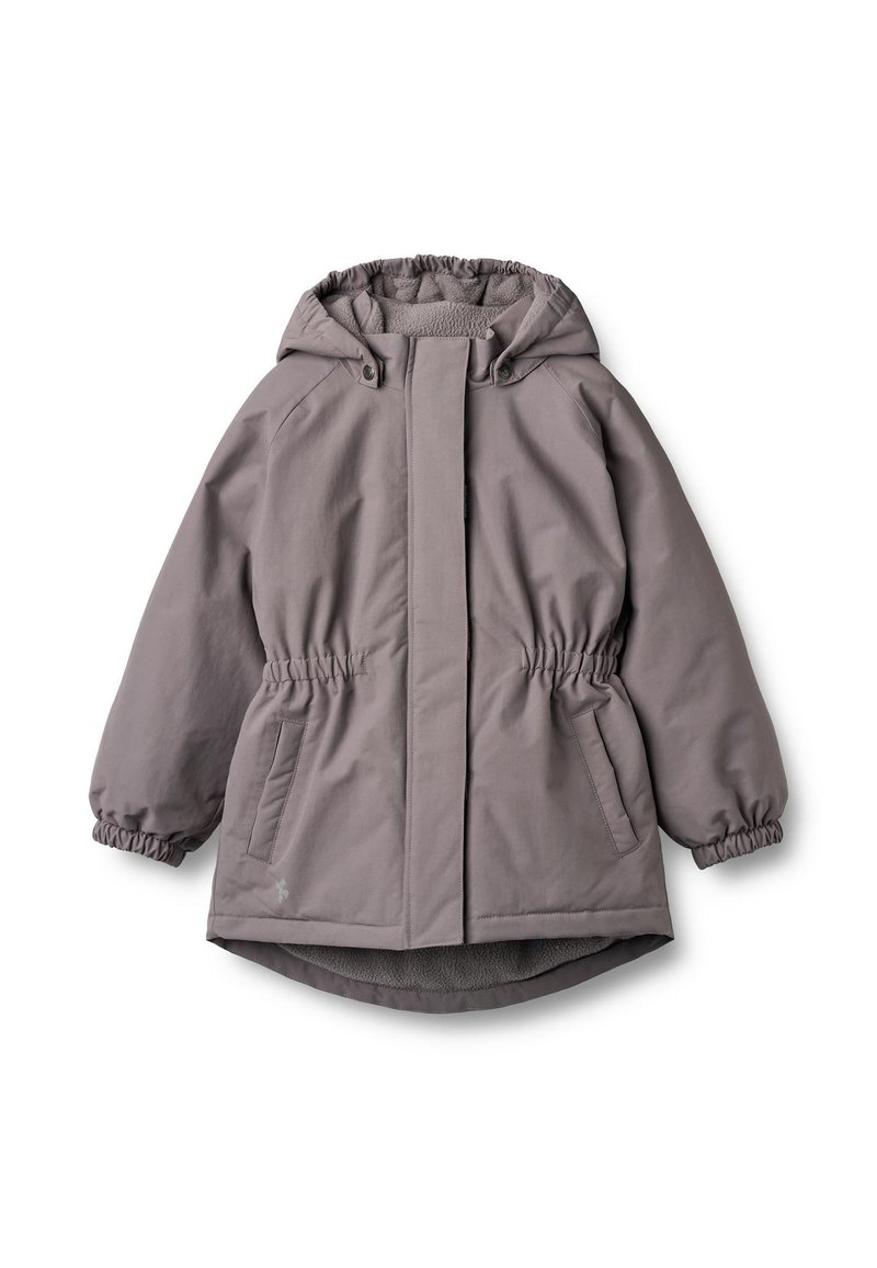 Chaqueta aislante gris con capucha, cintura elástica y mangas con puños. Cuenta con dos bolsillos laterales y un forro interior suave.