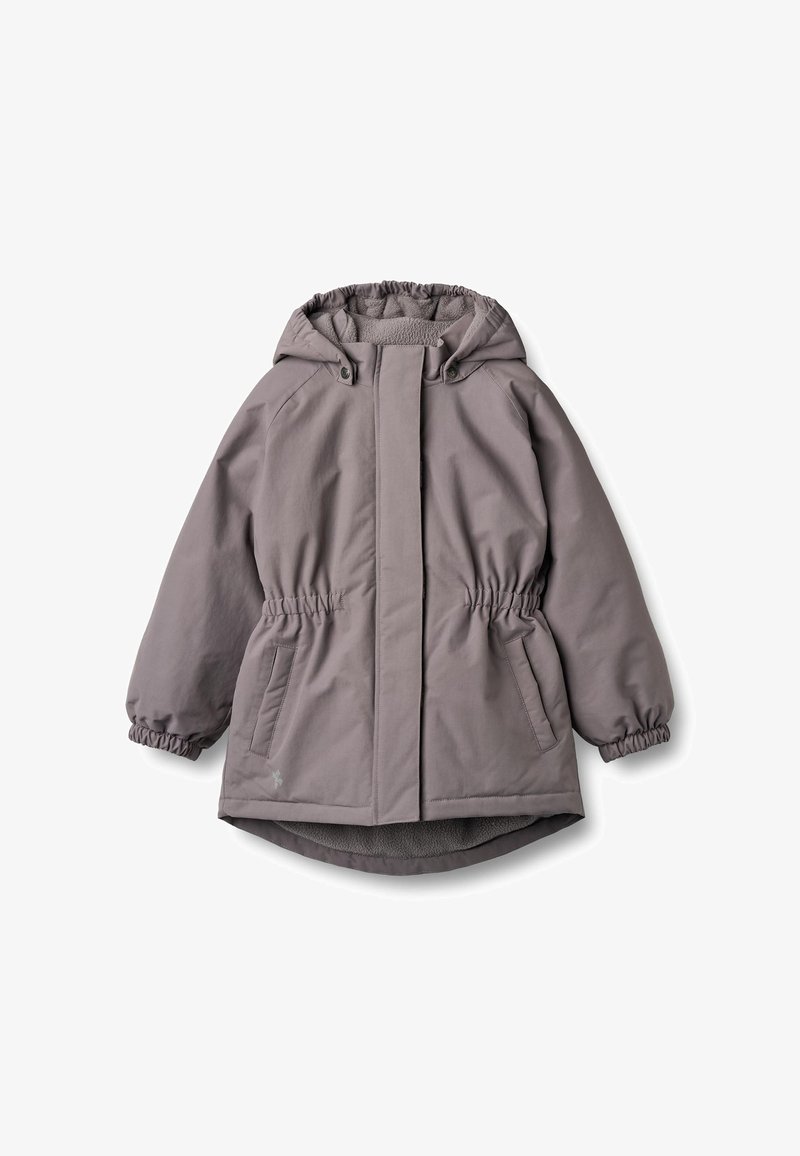 Chaqueta aislante gris con capucha, cintura elástica y mangas con puños. Cuenta con dos bolsillos laterales y un forro interior suave.