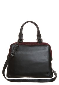 Sort læder håndtaske med en bordeaux quiltet top, dobbelte håndtag, justerbar rem og teksturerede detaljer. Kompakt rektangulær form.