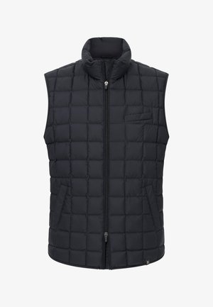 Juodas pūkų liemenė, su aukštu apykakle, užtrauktuku priekyje ir dviem šoniniais kišenėmis. Papildyta subtiliu logotipo akcentu ant apvado.