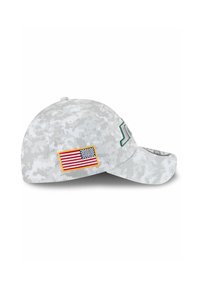 Graue Camouflage-Baseballmütze mit einem gestickten grünen Logo, Seitenteil mit einem Aufnäher der US-Flagge und einem gebogenen Schirm.