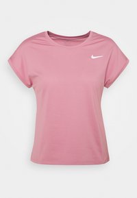 Růžové sportovní tričko s krátkým rukávem, žebrovanou texturou, kulatým výstřihem a bílým logem Nike na hrudi.