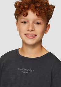 Ciemnoszara koszulka z okrągłym dekoltem, z delikatnymi poziomymi paskami i haftowanym napisem "EASY MINDSET SINCE 1969."