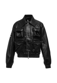 Chaqueta de cuero negra con múltiples bolsillos frontales, cierre de cremallera y puños elásticos, con un corte corto y un cuello clásico.