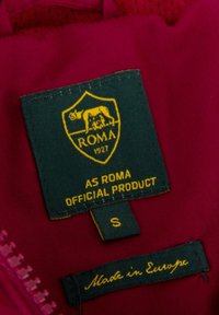 Bordeauxkleurige stof met groene labels. Het hoofdlabel heeft een geel logo met "ROMA" en "1927", terwijl een kleiner label "Gemaakt in Europa" vermeldt. Maat: S.