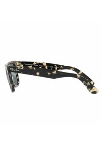 Gafas de sol Ray-Ban Wayfarer con un patrón de carey, montura de plástico, lentes grises y la marca visible en las patillas.