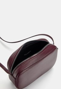 PULL&BEAR Olkalaukku - bordeaux