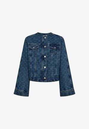 Tummansinisestä denimpuserosta, jossa ei ole kaulusta, etupainike, kaksi rintataskua ja pitkät, levenevät hihat.