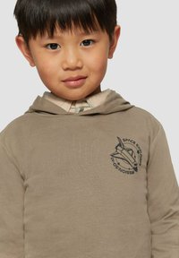Khaki lange mouwen hoodie met een vooraanstaand grafisch ontwerp van een spaceshuttle en de tekst "SPACE EXPLORER", voorzien van een gestructureerde capuchon en zachte textuur.