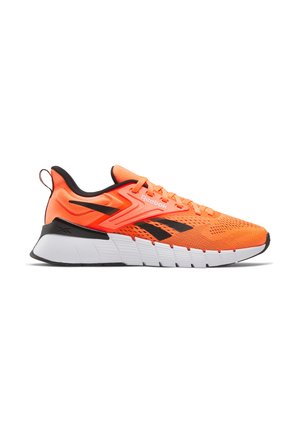 Zapatilla deportiva de color naranja brillante con una parte superior de malla, detalles en negro y suela de goma blanca. Presenta detalles texturizados y cierre con cordones.