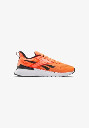 Zapatilla deportiva de color naranja brillante con una parte superior de malla, detalles en negro y suela de goma blanca. Presenta detalles texturizados y cierre con cordones.