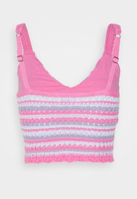 Rosa och lavendelfärgad kort topp med ett strukturerat stickat mönster som har ränder och vågiga kanter. Justerbara axelband fulländar designen.