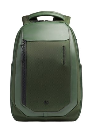 Zaino verde con texture, manico imbottito, tasca frontale con zip e pannello liscio con piccolo logo su sfondo bianco.