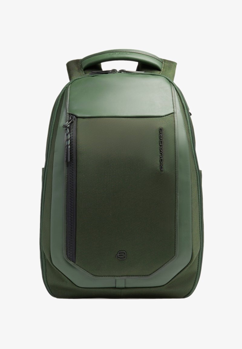 Sac à dos vert texturé avec poignée rembourrée, poche zippée à l'avant et panneau lisse avec petit logo sur fond blanc.