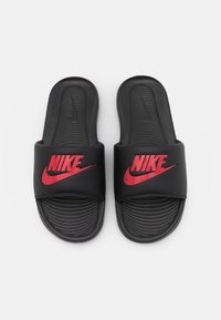 Črne Nike sandale z drsniki z širokim trakom z dvignjenim rdečim logotipom, teksturirano podplatom in gladkim dnom za udobje.