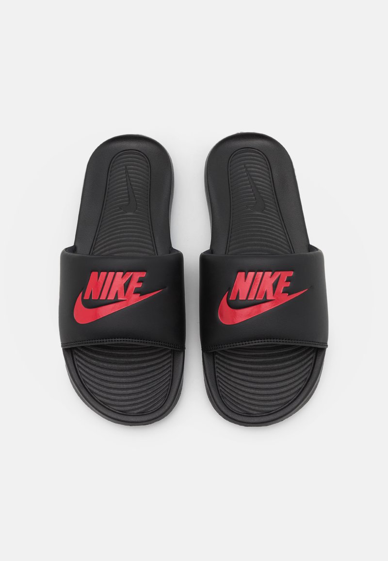 Parcel ensom Lim Nike Sportswear VICTORI ONE SLIDE - Mules - black/university red/black -  Zalando.de