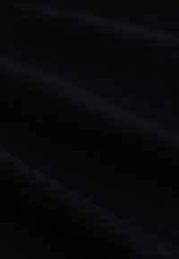 Tissu noir avec une texture lisse, présentant des plis subtils et une couleur uniforme et solide. Aucun motif ni détail matériel n'est visible.