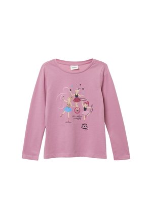 Rosa Langarm-T-Shirt aus weichem Baumwollstoff mit einem verspielten Grafikdesign von drei Mädchen, die tanzen und mit Accessoires auftreten.