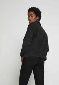 Vero Moda VMKATRINA LOOSE JACKET MIX - Casaco de ganga - black