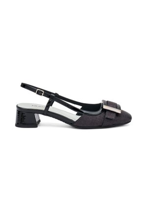 Zapato tipo slingback negro con parte superior de tela texturizada, punta afilada y tacón bajo en bloque. Cuenta con una hebilla decorativa y correa en el tobillo.