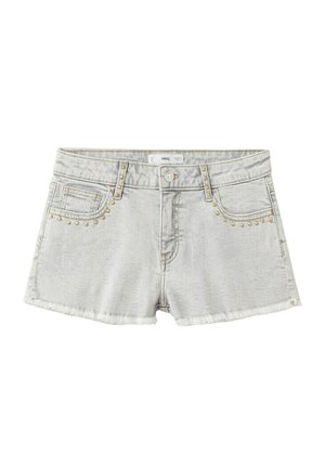 Short en denim gris clair avec détails cloutés sur les poches avant, ourlets effilochés, passants de ceinture et fermeture par bouton.