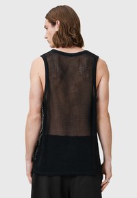 Schwarzes Netz-Top, ärmelloses Design, strukturiierter Stoff, offener Rücken, mit einem festen unteren Abschnitt. Leichte und atmungsaktive Konstruktion.