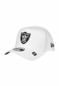 Weißer Baseball-Cap mit runder Krempe, mit einem schwarzen Raiders-Logo auf der Vorderseite, zusätzlicher Markenbezeichnung an der Seite, aus glattem Stoff.
