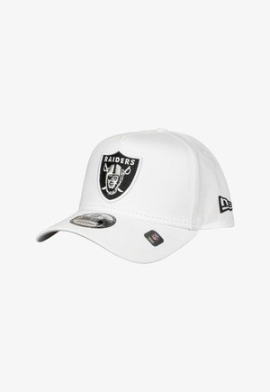 Weißer Baseball-Cap mit runder Krempe, mit einem schwarzen Raiders-Logo auf der Vorderseite, zusätzlicher Markenbezeichnung an der Seite, aus glattem Stoff.