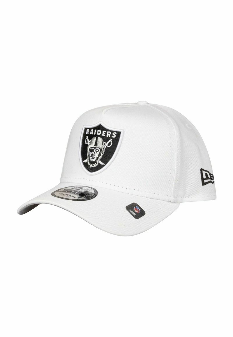 Weißer Baseball-Cap mit runder Krempe, mit einem schwarzen Raiders-Logo auf der Vorderseite, zusätzlicher Markenbezeichnung an der Seite, aus glattem Stoff.