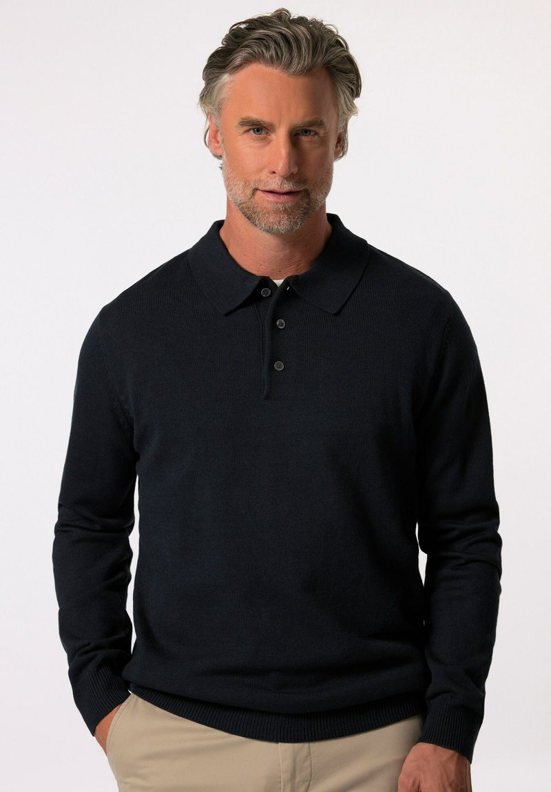 Navy modrý svetr s dlouhými rukávy, žebrovanými manžetami a lemem, zapínáním na tři knoflíky, pletenou strukturou a klasickým límcem.