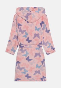 Roupa de banho com capuz em tecido rosa suave com um padrão de borboletas em azul e roxo. Apresenta mangas longas e uma cintura com cinto.
