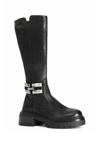 Bota de cuero negro hasta la rodilla con suela gruesa, que presenta acentos metálicos alrededor del tobillo y una textura suave para un aspecto elegante.