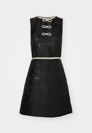 Rochie neagră cu textură florală, design fără mâneci, gât brodat și curea cu mărgele. Prezintă nasturi decorativi cu noduri în față.