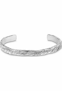 Bracciale in argento con superficie texturizzata e linee incise, a forma arrotondata e con estremità aperte per una misura regolabile.
