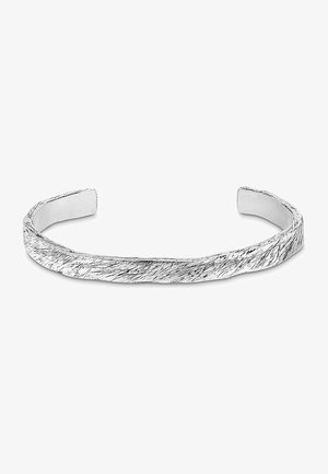 Bracciale in argento con superficie texturizzata e linee incise, a forma arrotondata e con estremità aperte per una misura regolabile.