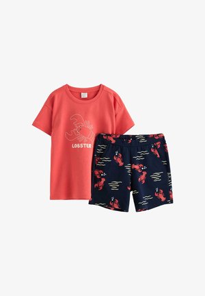 Rød t-shirt med korte ærmer med en grafik af en hummer og teksten "LOBSER", kombineret med marineblå shorts med et gentaget mønster af røde hummer og cremefarvede bølgelinjer.