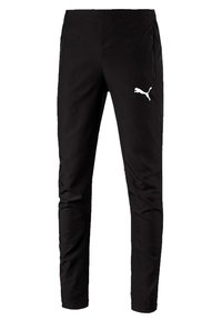 Pantaloni sportivi neri con vestibilità affusolata, realizzati in tessuto leggero. Presentano un logo Puma bianco sulla coscia sinistra e tasche con zip sui lati.