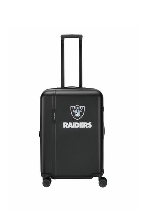 Schwarzer Hartschalenkoffer mit ausziehbarem Griff, vier Rollen und weißem Raiders-Logo auf der Vorderseite.
