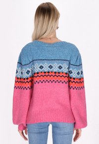 Strickpullover mit einem blauen oberen Bereich und einem rosa unteren Bereich; verfügt über geometrische Muster in Orange und Dunkelblau, mit einem lockeren Schnitt und geripptem Saum.