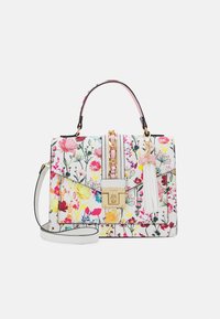 Sac à main floral avec un corps en cuir blanc orné d'un imprimé floral multicolore, des accessoires dorés, des accents en chaîne et une bandoulière amovible.