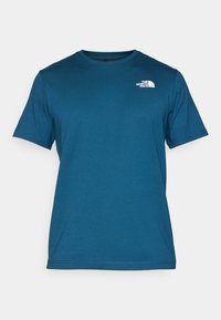 M SS BOX NSE TEE - Print T-shirt - midnight petrol/red