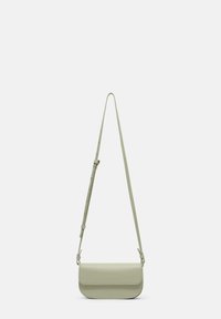 Blassgrüne Leder-Umhängetasche mit glatter Oberfläche, rechteckiger Form und verstellbarem Schultergurt, ausgestattet mit einem Klappenverschluss und einem minimalistischen Design.