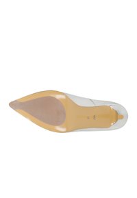 Duidelijke stiletto-hak schoen met een puntige neus, transparante bovenkant en schuin beige zool. Bevat een kleine hakkap aan de achterkant.