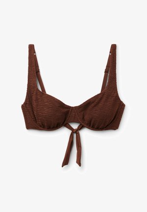 Top bikini marrone con texture, dotato di spalline regolabili e dettaglio annodato sul davanti, progettato per essere utilizzato come costume da bagno.