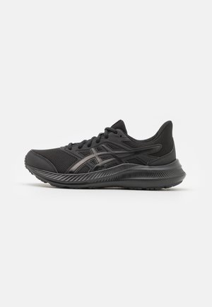 Chaussure de course basse noire avec tige en mesh, semelle rembourrée, lacets à l'avant et bandes de marque sur le côté, présentée sur un fond uni.